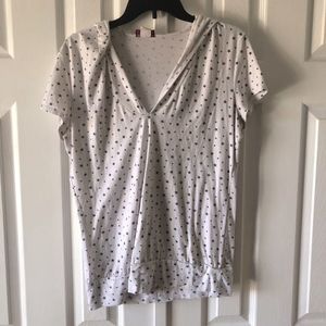 6/$20 Love Me Kiss Me white hooded star top size XL